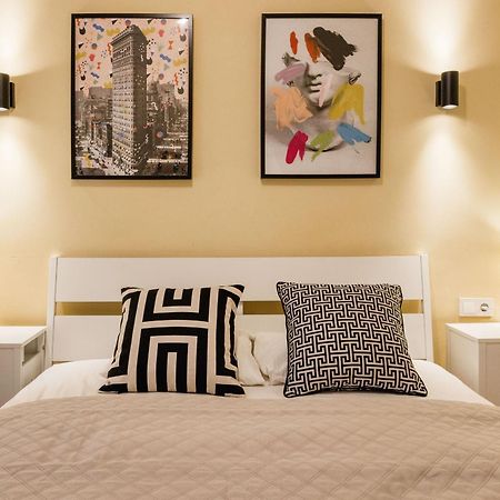 דירות בודפשט Experience City Nightlife From A Sleek Lavish Pad מראה חיצוני תמונה